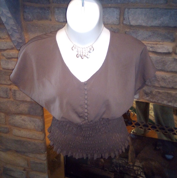 Beautiful taupe top!!!!  Will Slim you - Picture 4 of 8